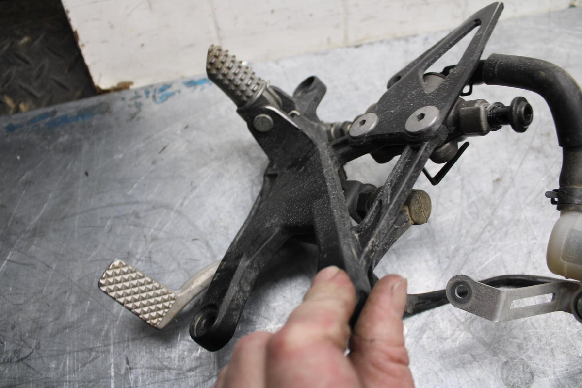 18 YAMAHA YZF R1 RIGHT REARSET REAR SET DRIVER FOOT PEG REST STOP BB473