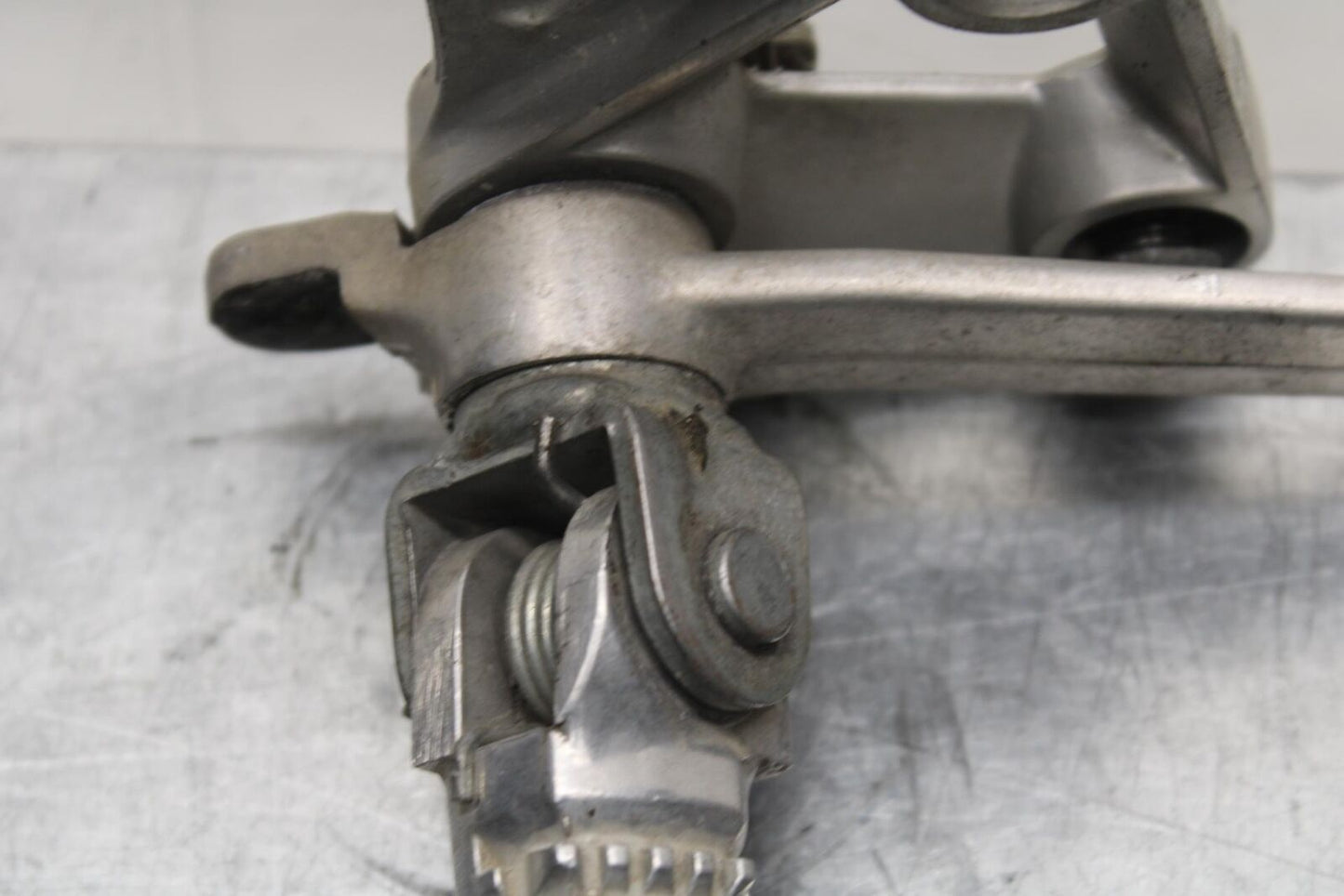 1999 Suzuki GSXR600 RIGHT REARSET REAR SET DRIVER FOOT PEG REST STOP BB580
