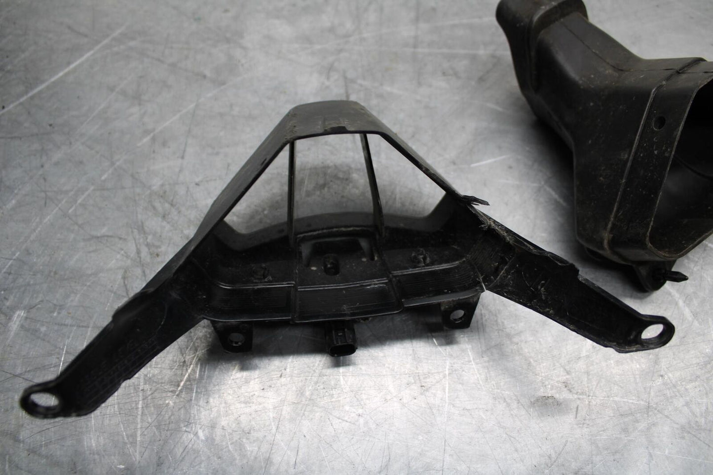 17-21 TRIUMPH STREET TRIPPLE R ABS AIR INTAKE GRILL bb452