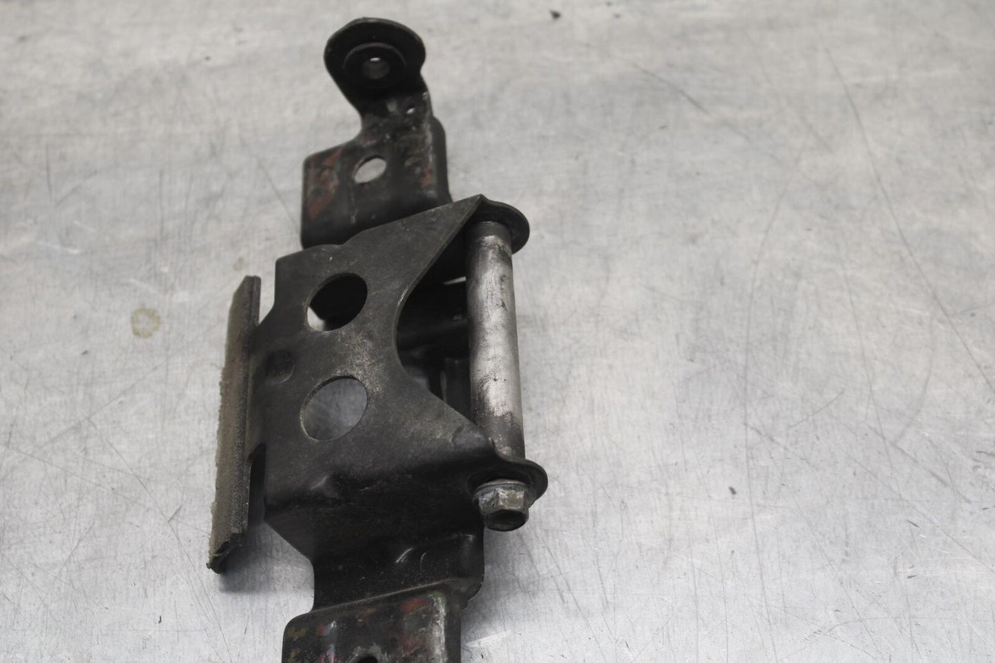 1999 Suzuki GSXR600 FRONT GAS TANK BRACKET MOUNT BB608