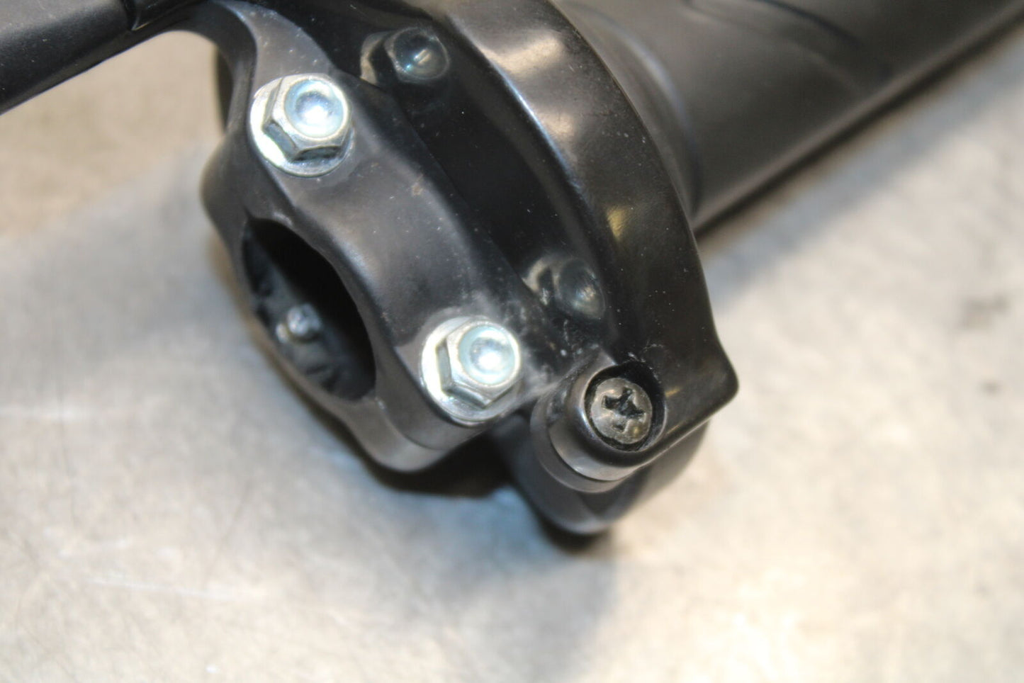 06-07 DUCATI MONSTER 695 THROTTLE CABLE LINE HOUSING GUIDE BB674
