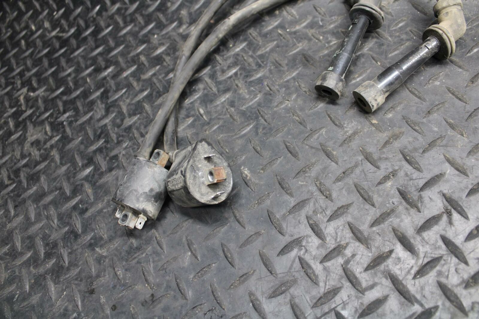 03 SUZUKI SV650S IGNITION  COIL SPARK PLUG CAPS 33410-17G00 33420-17G00  BB219