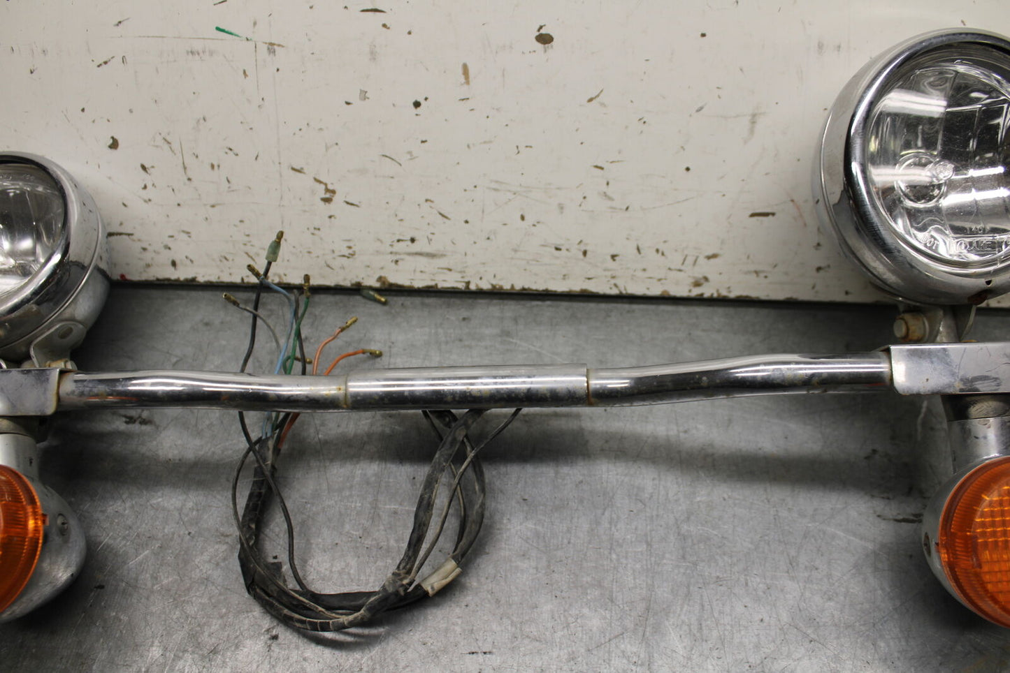 02-04 HONDA VTX1800S FRONT TURN SIGNAL BAR MOUNT & TURN SIGNALS BB712