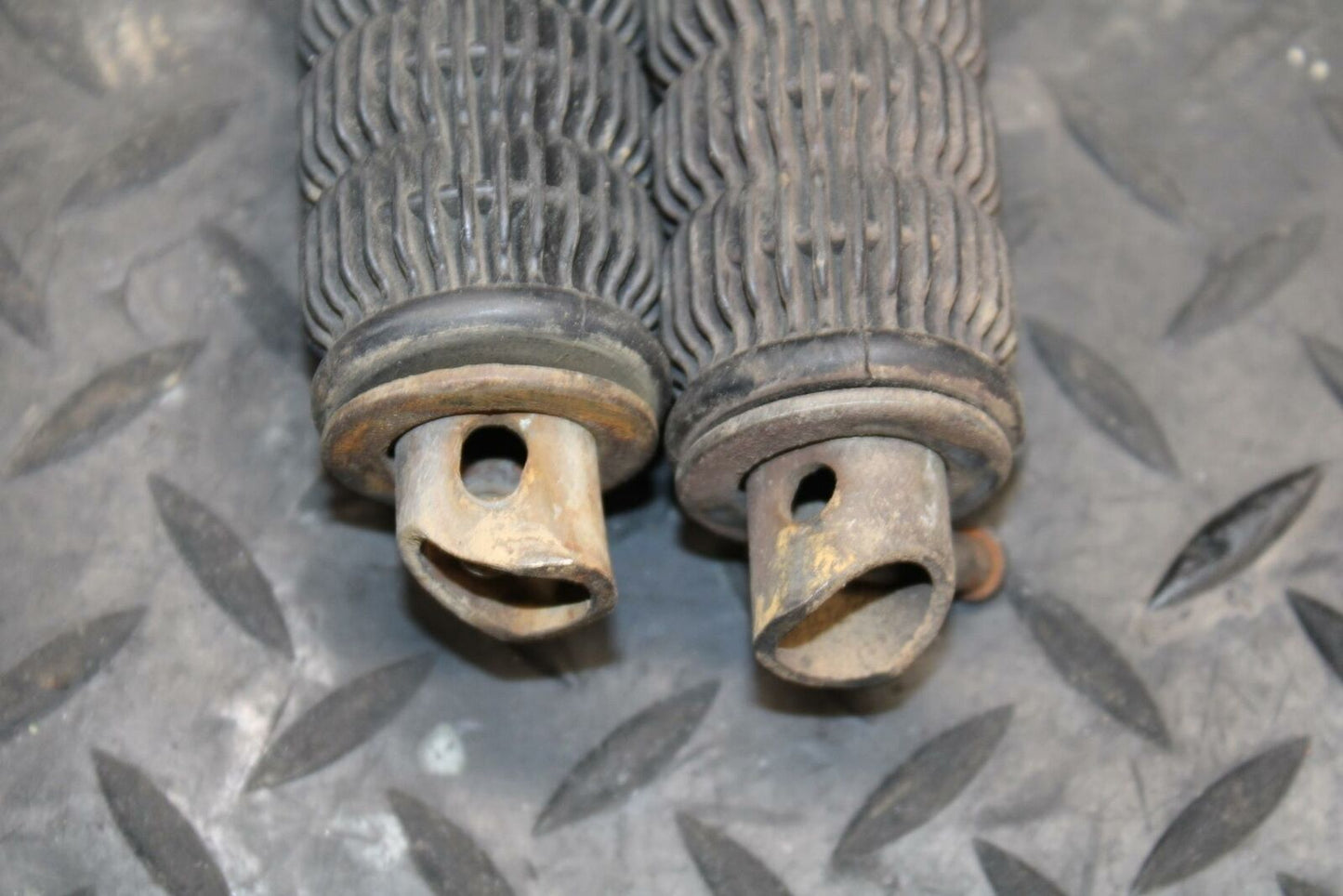 78 SUZUKI GS550E REAR BACK PASSENGER PEG SET PAIR BB212