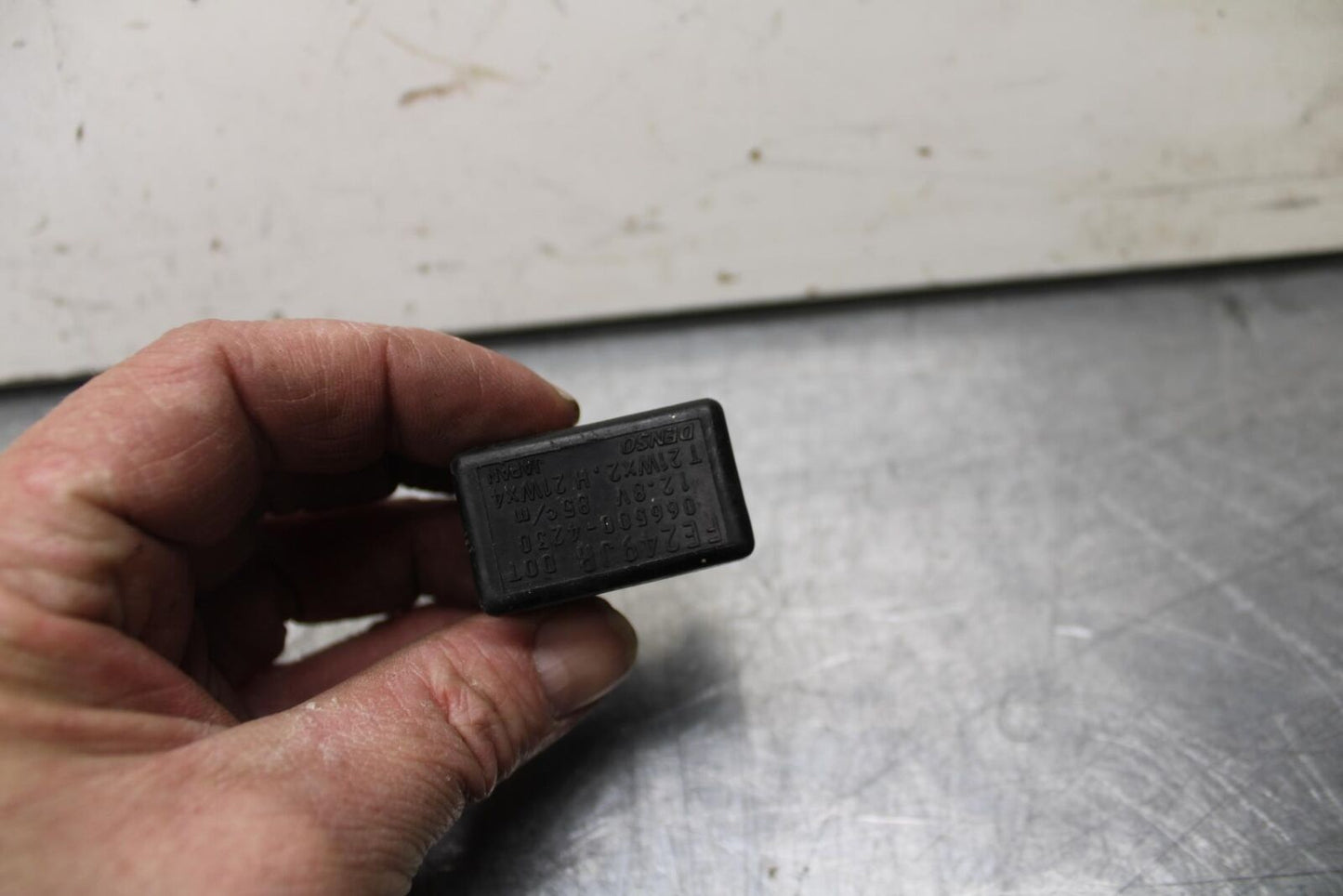 01 SUZUKI GSXR1000 TURN SIGNAL BLINKER RELAY FLASHER SWITCH 38610-03F00 BB100