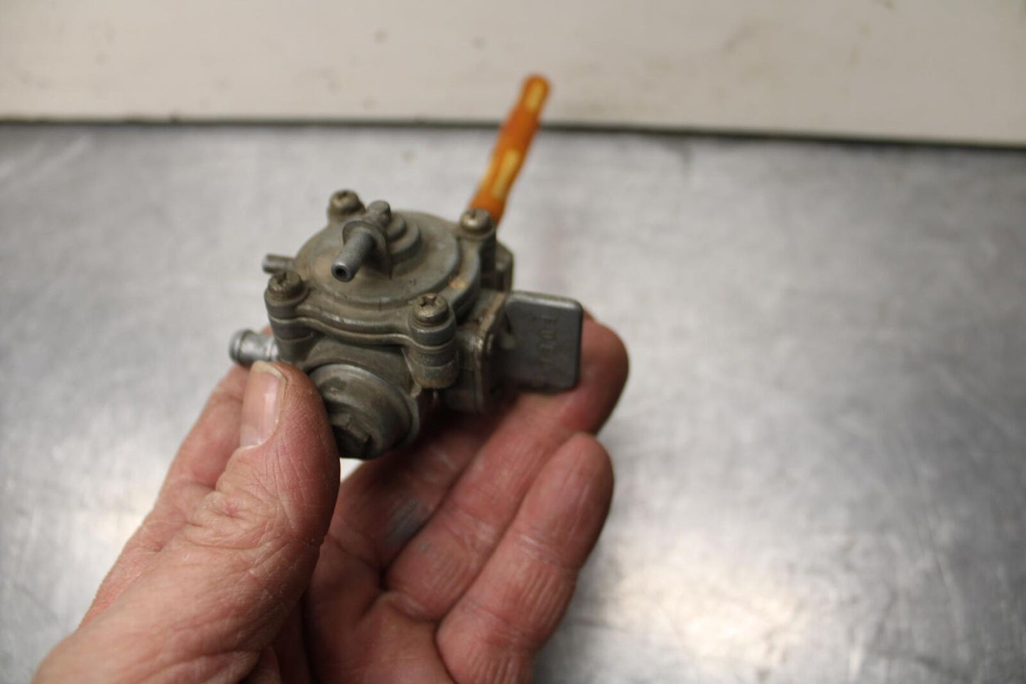 1985 Honda Shadow 500 VT500C GAS TANK FUEL PETCOCK 16950-MF5-010 BB615