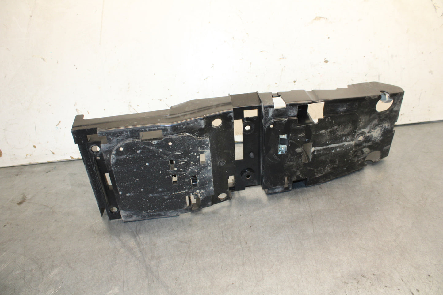 08-16 YAMAHA YZF R6 REAR BACK TAIL UNDERTAIL BATTERY TRAY PLASTIC OEM BB665