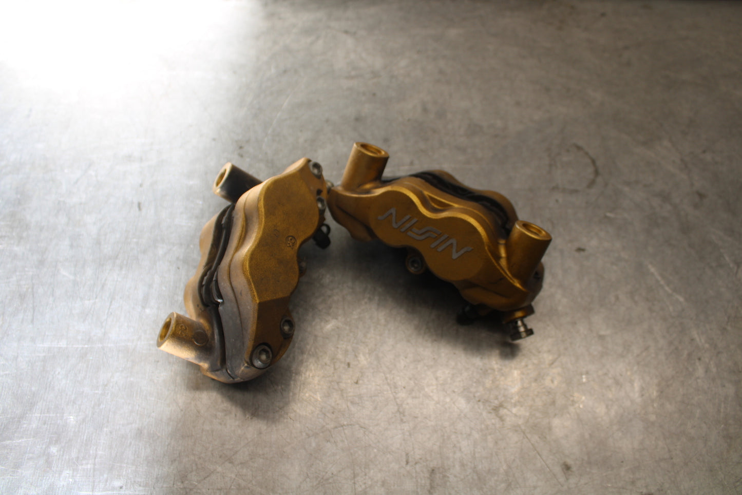 07-08 TRIUMPH DAYTONA 675 RIGHT LEFT FRONT BRAKE CALIPER SET PAIR CALIPERS BB685