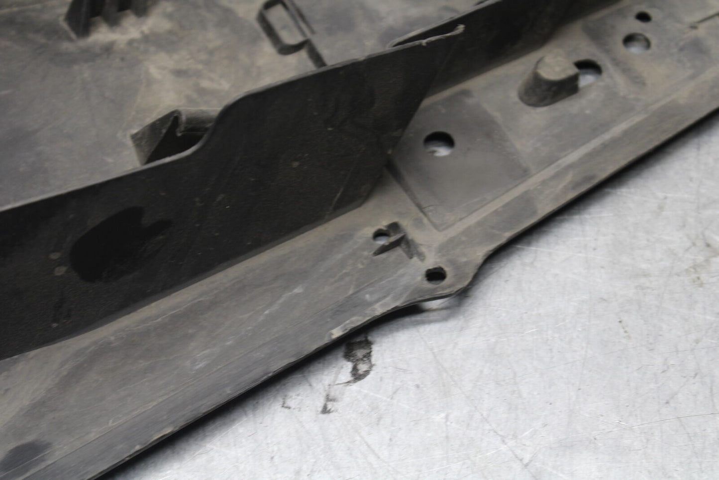 04-05 SUZUKI GSXR600 REAR BACK TAIL UNDERTAIL BATTERY TRAY PLASTIC BB658