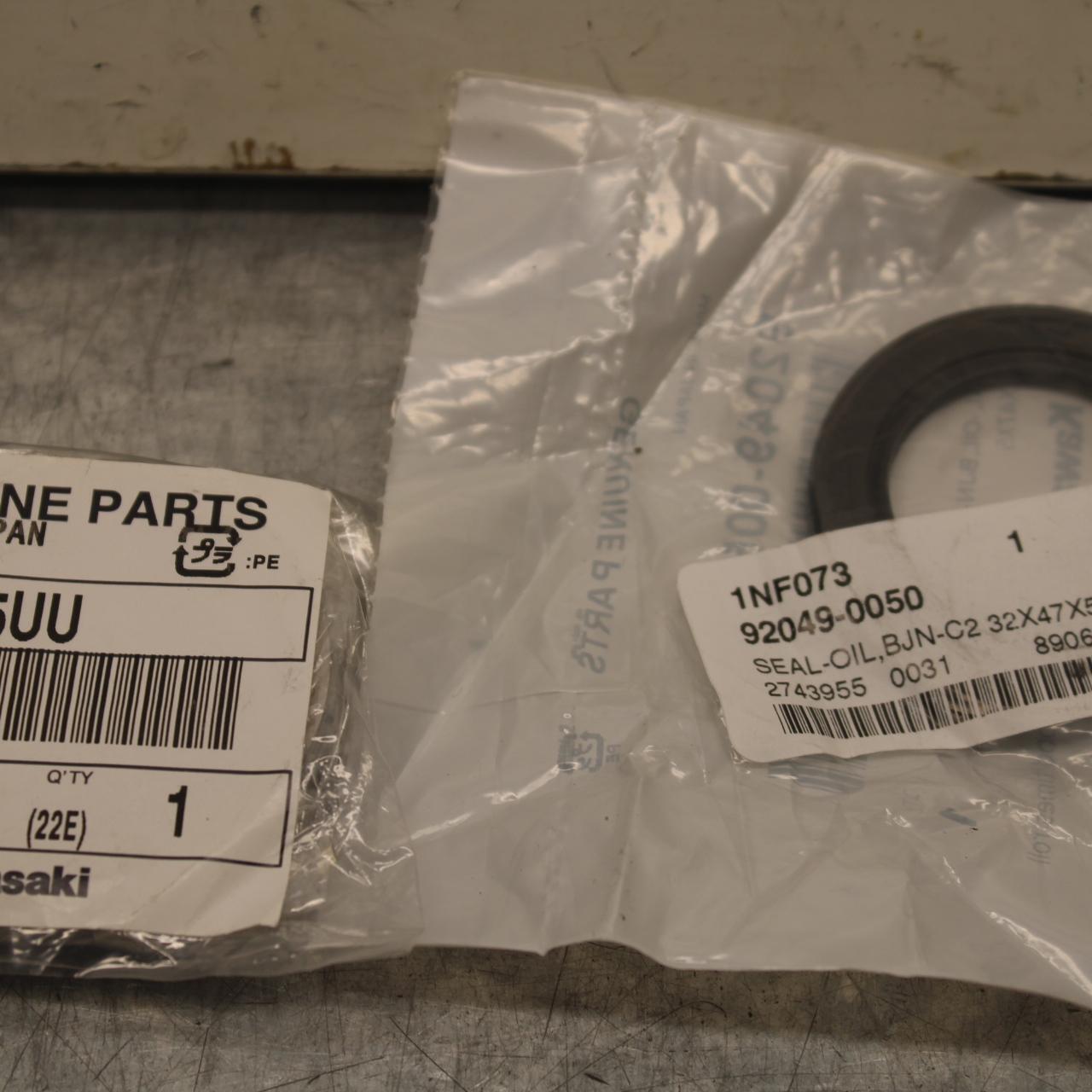 17 KAWASAKI Z900 ZR900 WHEEL BEARING AND OIL SEAL BB549