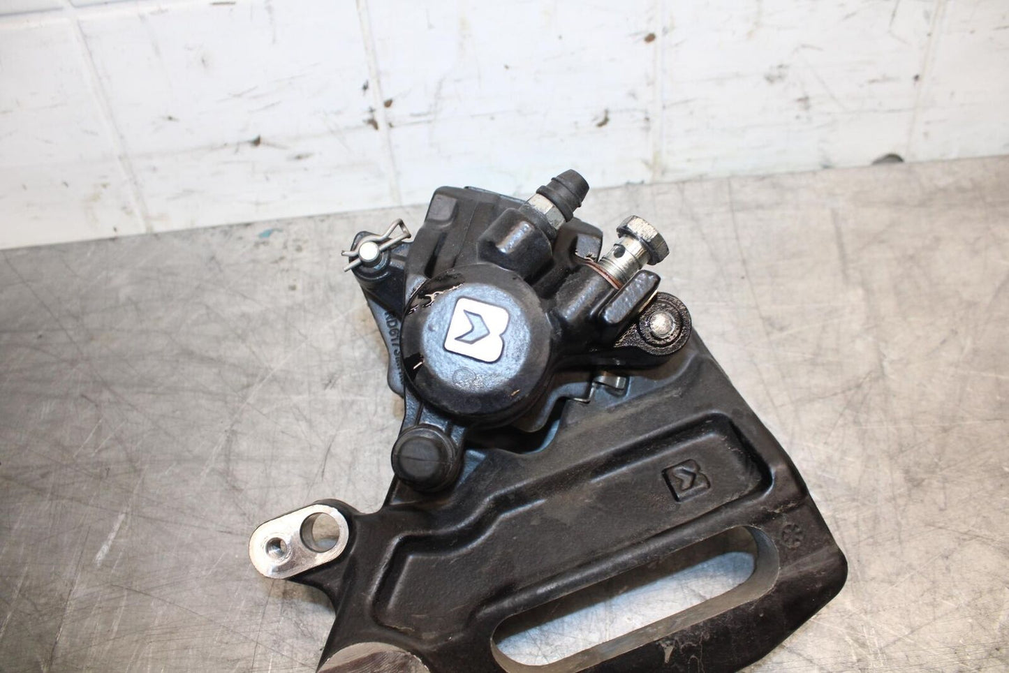 21 HUSQVARNA VITPILEN 401 REAR BACK BRAKE CALIPER W MOUNT BRACKET BB467