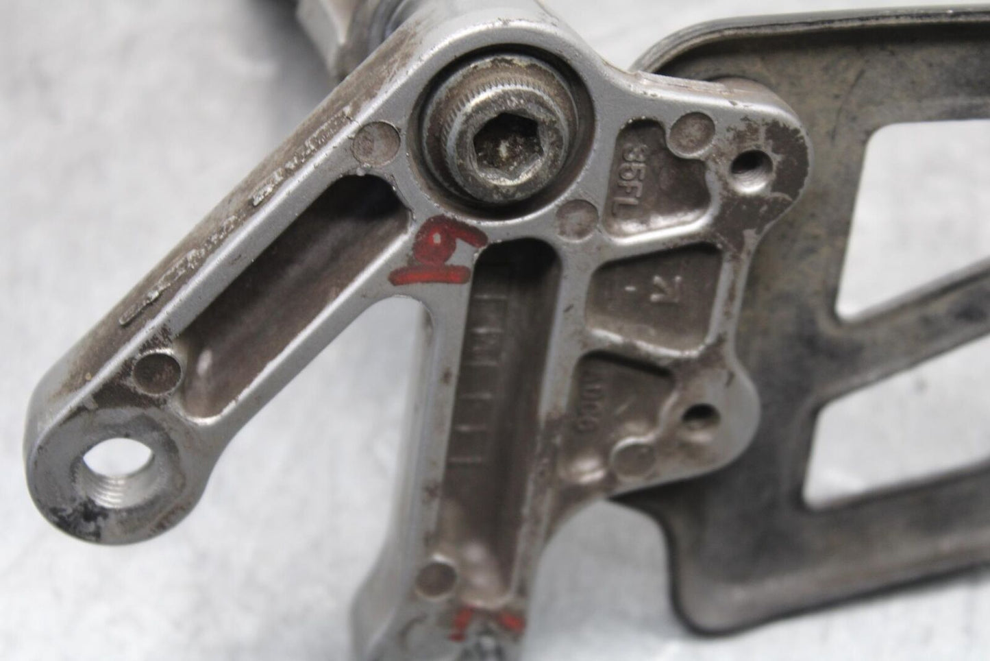 01-03 SUZUKI GSXR600 LEFT REARSET REAR SET DRIVER FOOT PEG REST STOP BB633