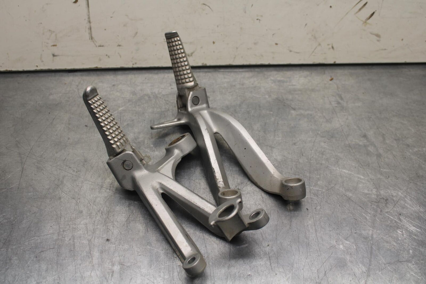 1999 Suzuki GSXR600 REAR BACK PASSENGER PEG SET PAIR BB608