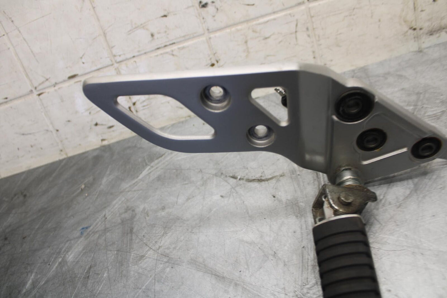2016 Suzuki Bandit GSF1250SA ABS RIGHT REARSET REAR SET DRIVER FOOT PEG BB509