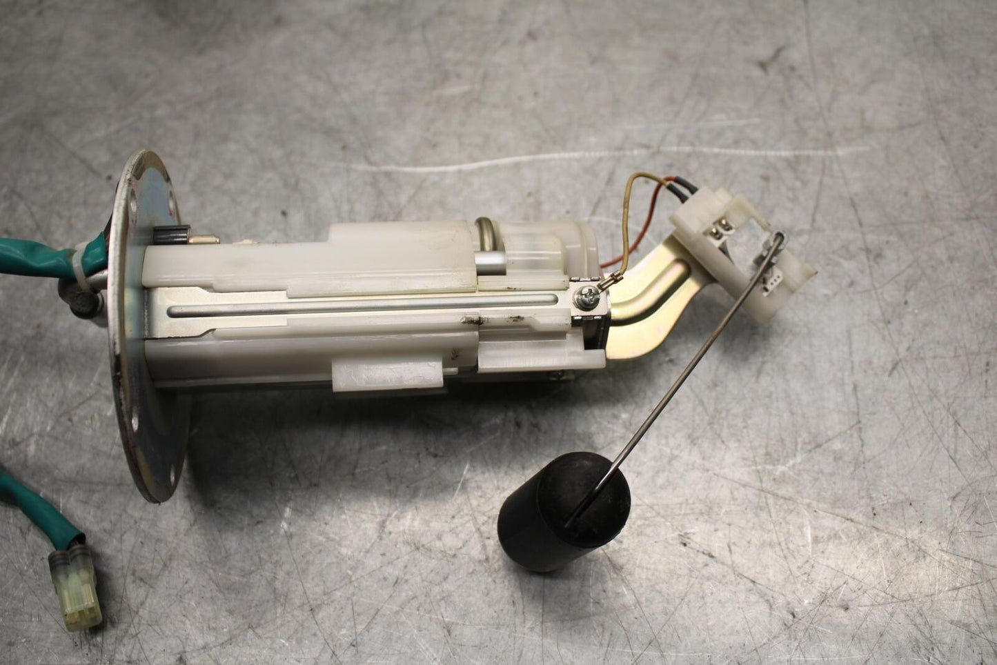 17 KAWASAKI Z900 ZR900 FUEL PUMP GAS PETROL SENDER UNIT BB549