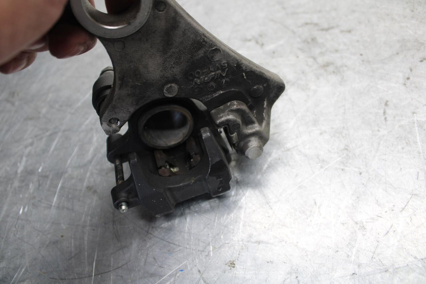 2007 Yamaha YZF R1 REAR BACK BRAKE CALIPER W MOUNT BRACKET 5VY-2580W-12-00 BB523