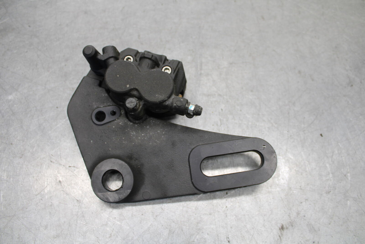 19-21 TRIUMPH SPEED TWIN 1200 REAR BRAKE CALIPER W MOUNT BRACKET T2021266 BB653