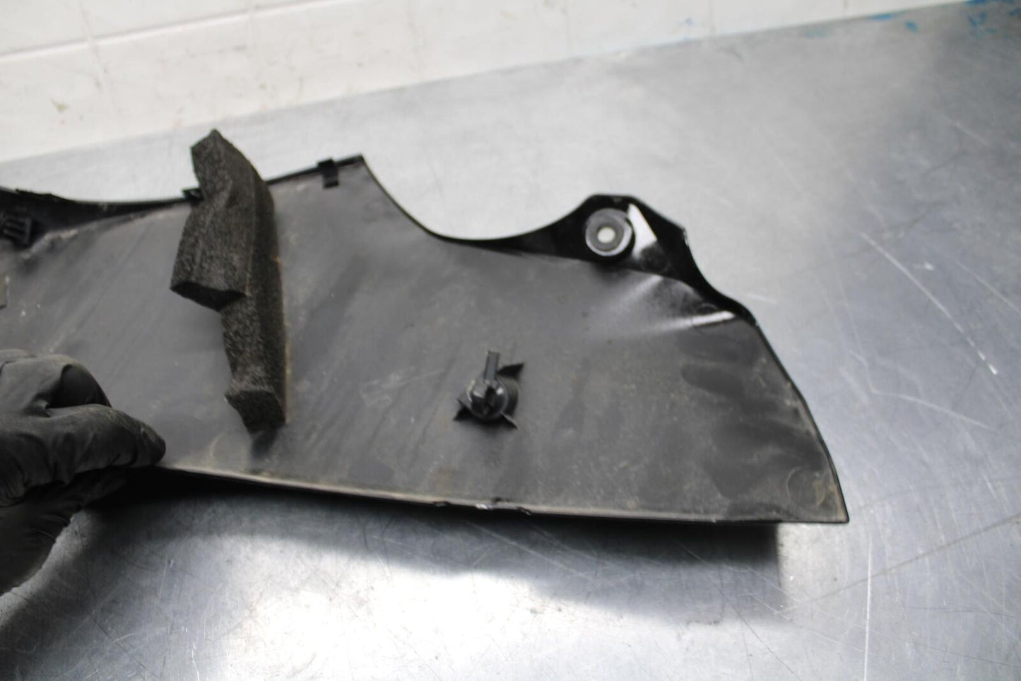 20 SUZUKI GSXR 1000 RIGHT LOWER BOTTOM BELLY FAIRING COWL BB597