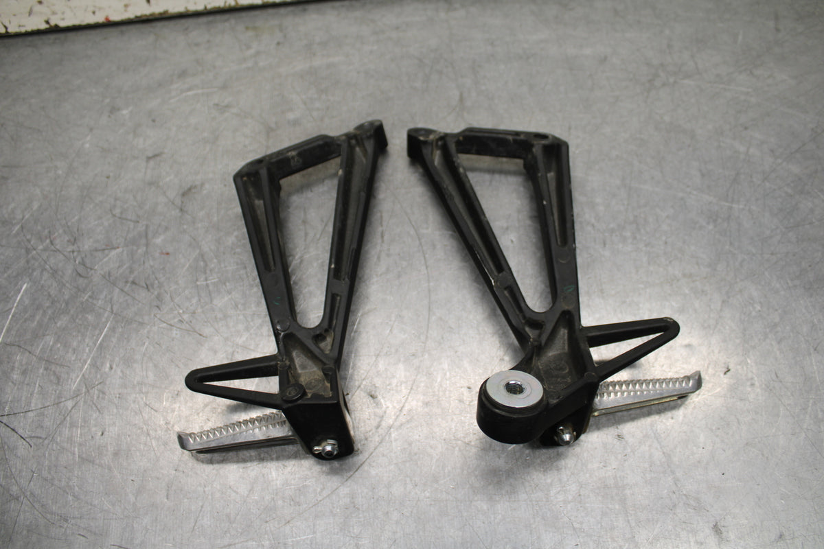 19-24 YAMAHA R3 REAR BACK PASSENGER PEG SET PAIR BB736
