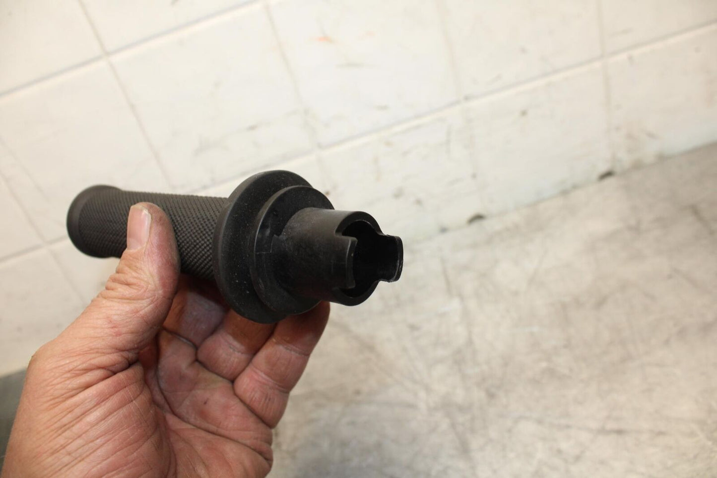 21 HUSQVARNA VITPILEN 401 RIGHT THROTTLE GRIP BB467