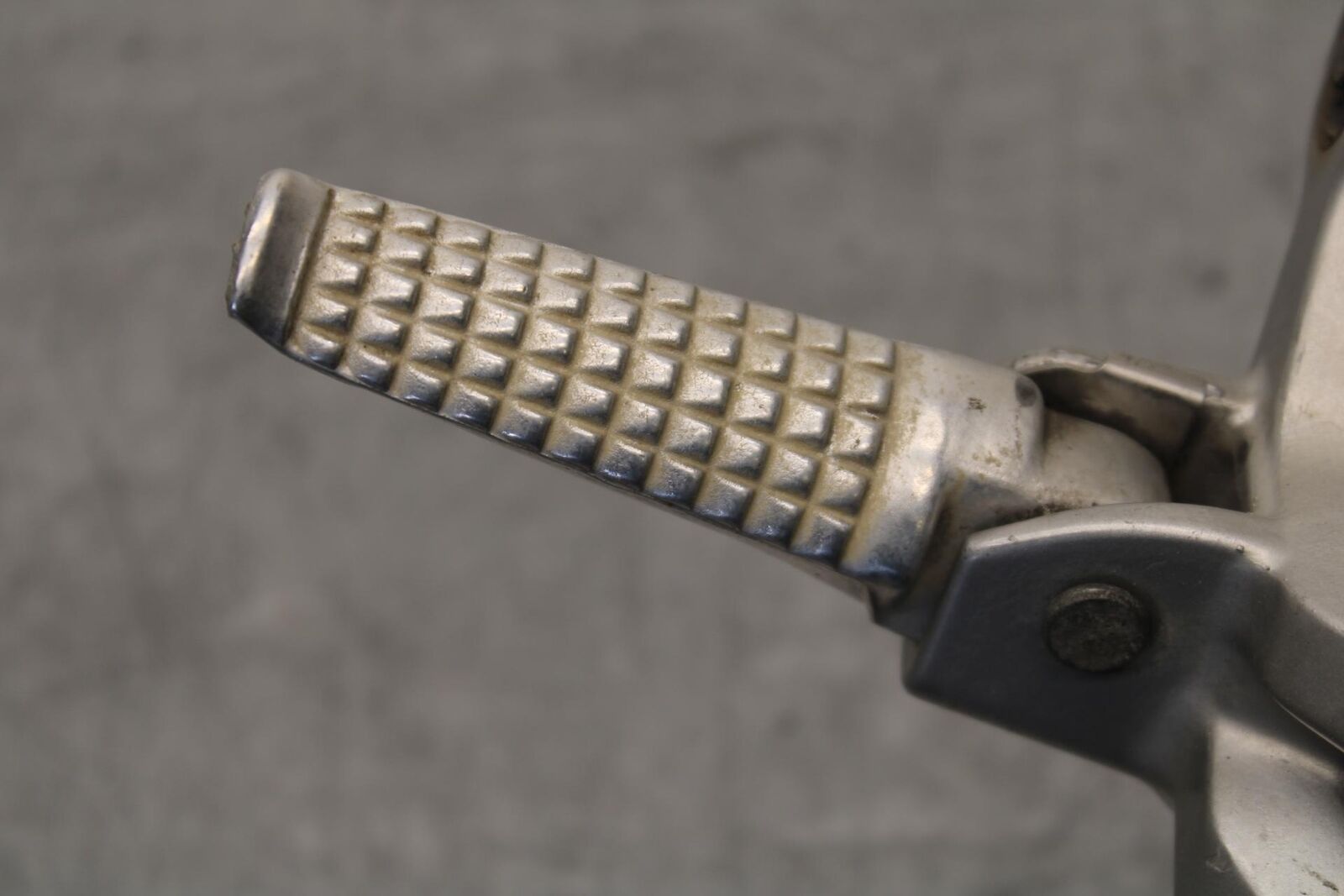 01-03 SUZUKI GSXR600 RIGHT REAR BACK PASSENGER PEG 43600-35F00 BB633