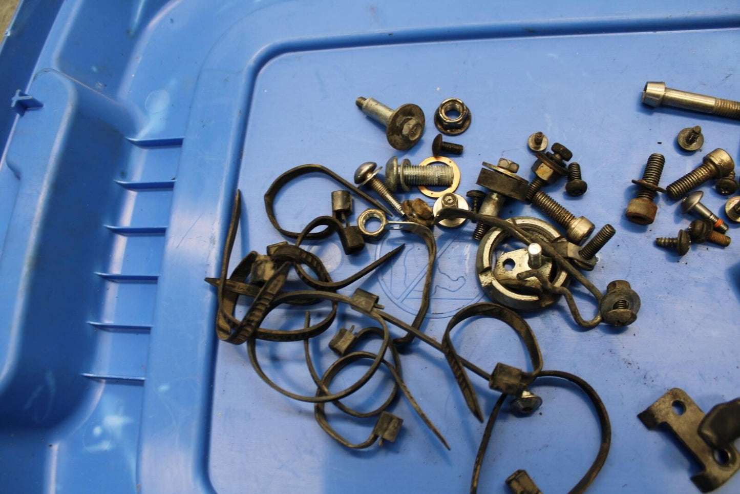 91-92 SUZUKI GSXR1100 GSXR 1100M BOLT LEFTOVER BRACKET BB435