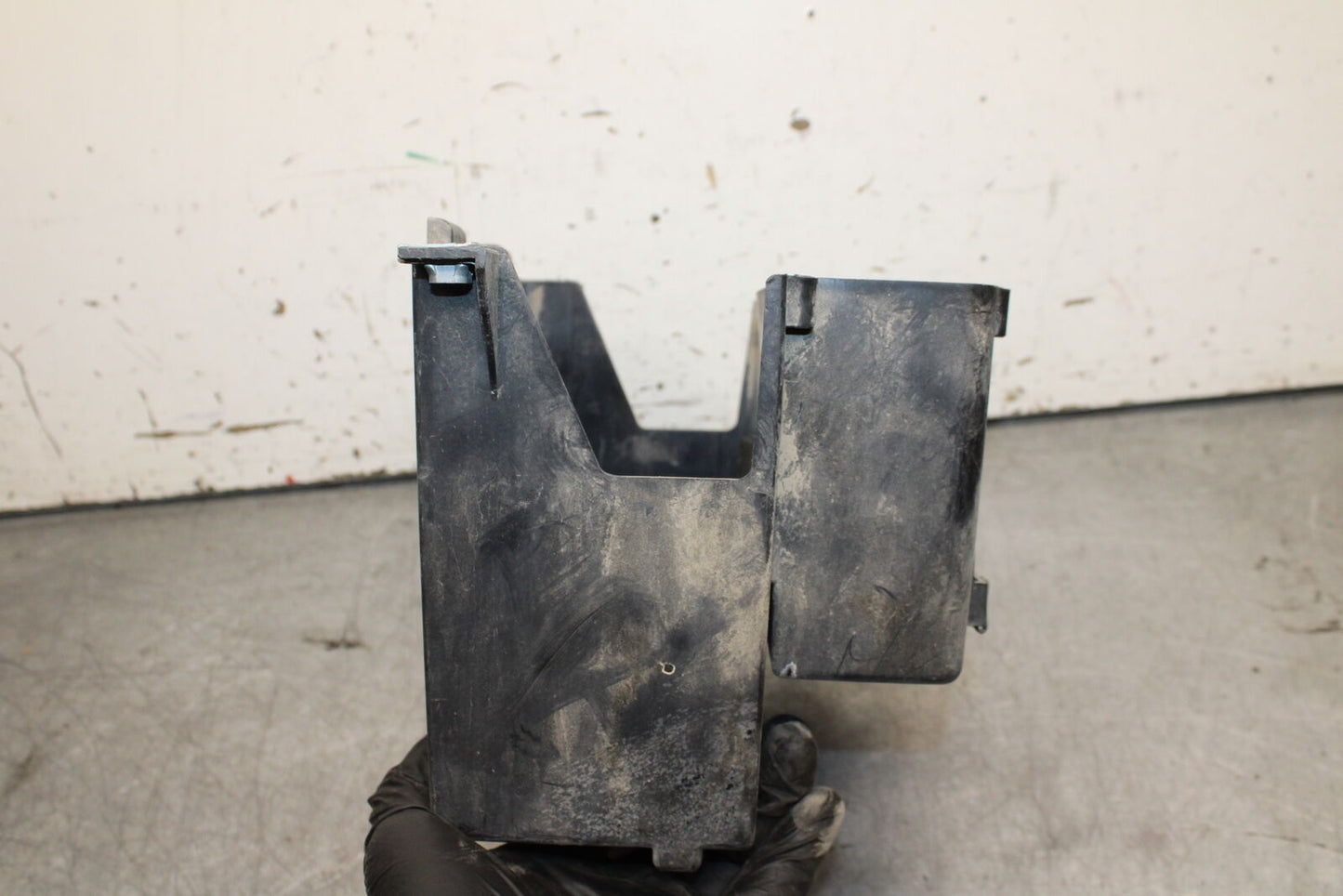 02-04 HONDA VTX1800S BATTERY TRAY BOX HOLDER BB712