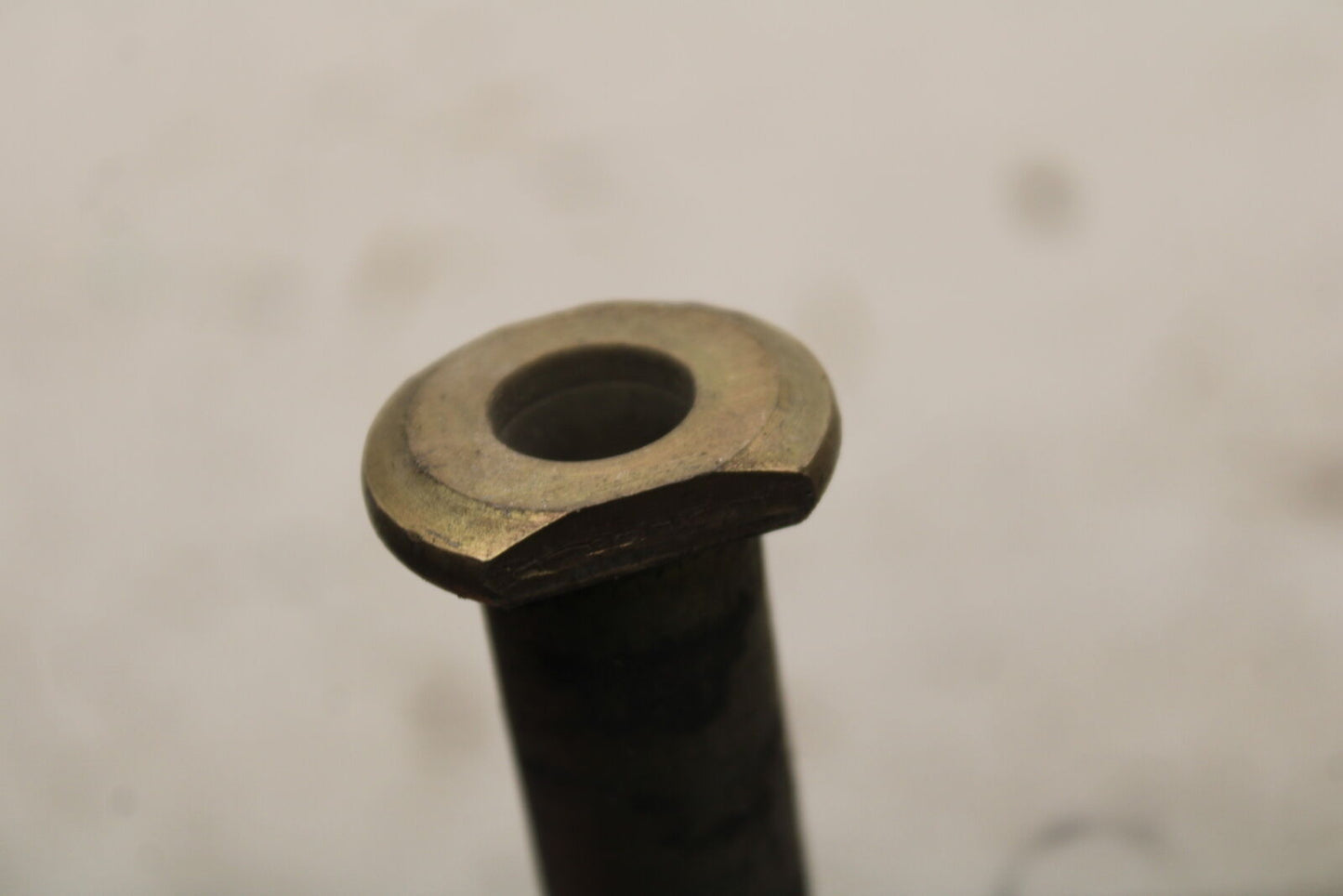 03-04 TRIUMPH DAYTONA 600 REAR AXLE BACK WHEEL RIM PIVOT BOLT AXEL BB745