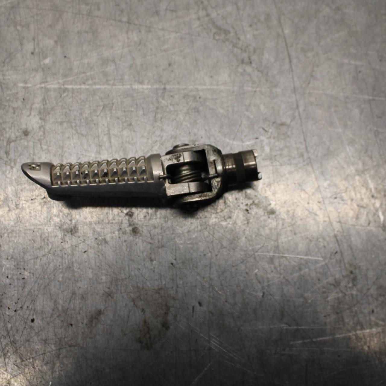2002 Suzuki GSXR1000 LEFT FRONT FOOT REST PEG STEP 43526-35F00 BB73