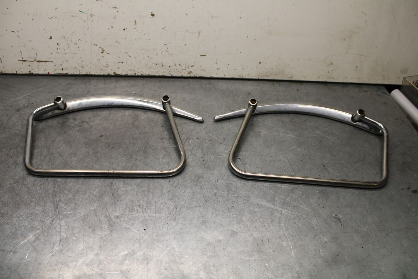 99-00 YAMAHA V STAR 1100 SADDLEBAG CASE MOUNTING BRACKET MOUNT BB711