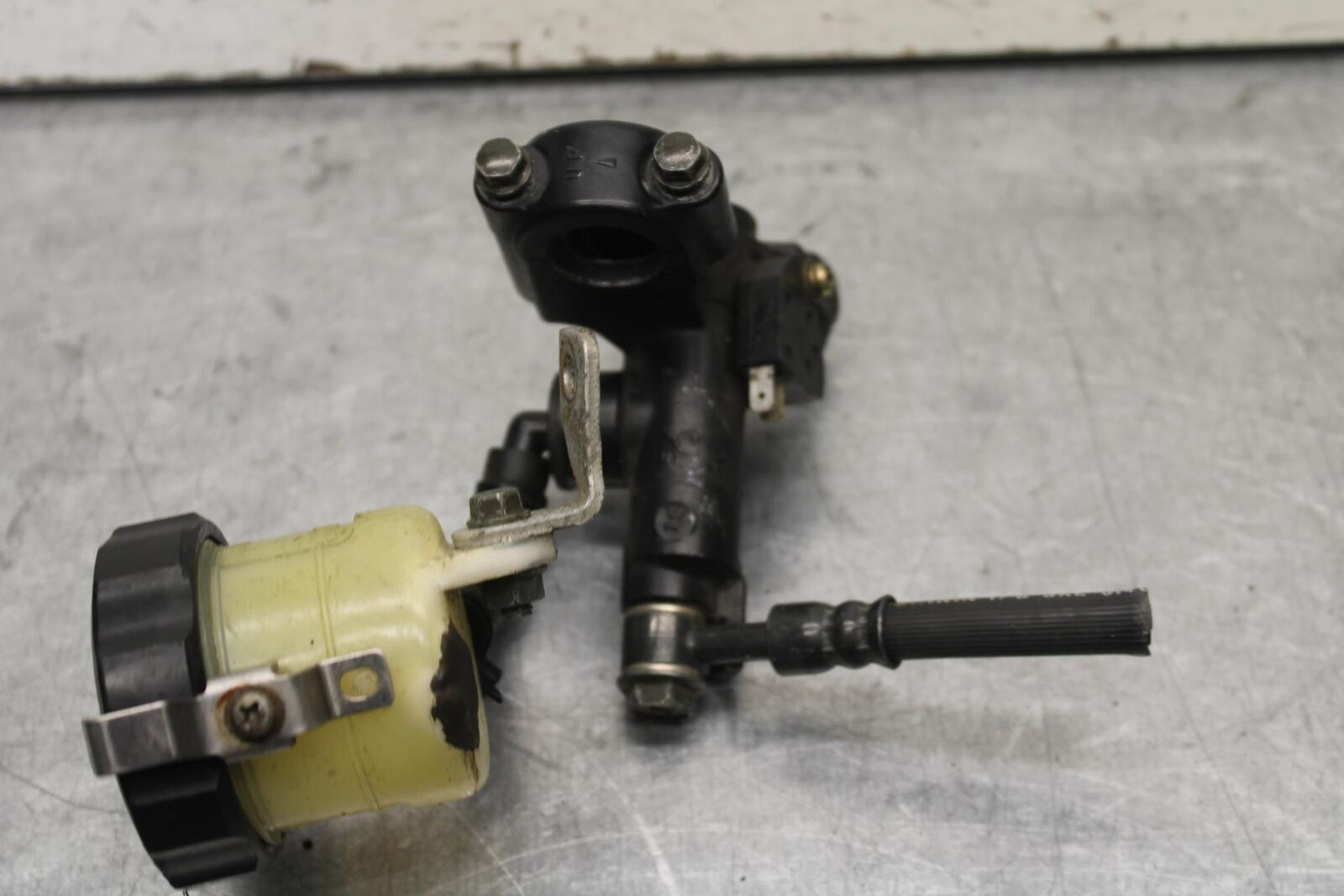 01-03 SUZUKI GSXR600 FRONT BRAKE MASTER CYLINDER BB639