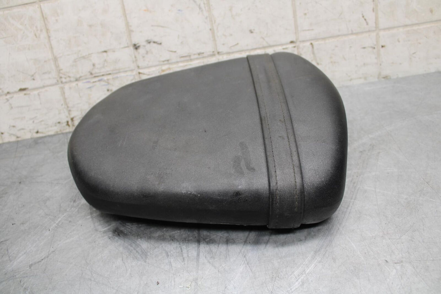 2007 Suzuki GSXR750 REAR BACK PASSENGER TANDEM SEAT PAD SADDLE PILLION BB546