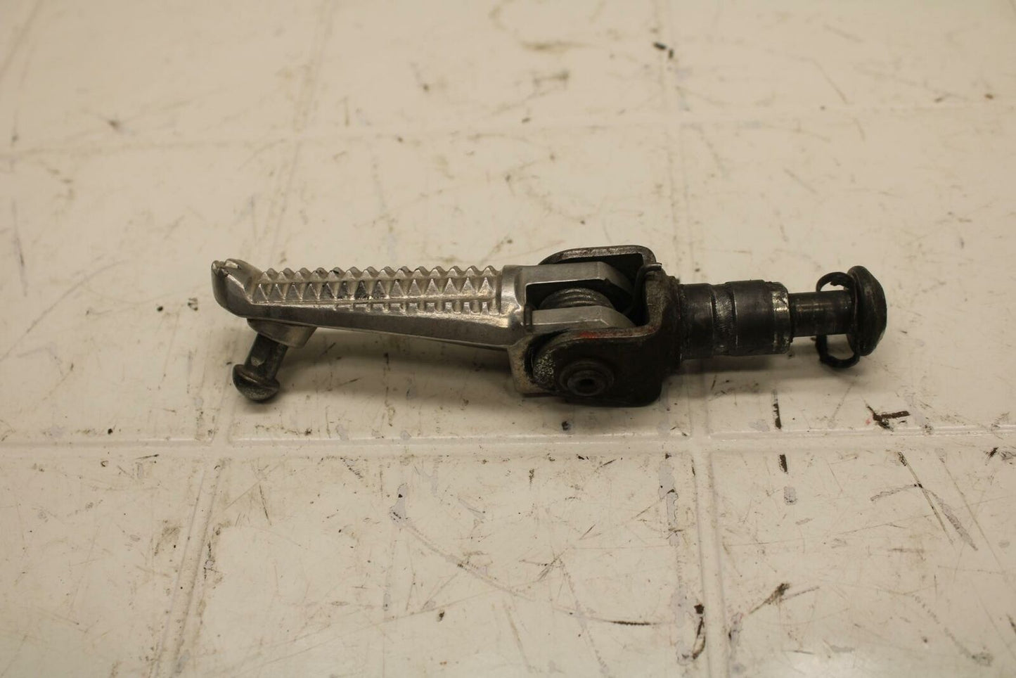 98-99 YAMAHA YZF R1 LEFT FRONT FOOT REST PEG STEP BB16