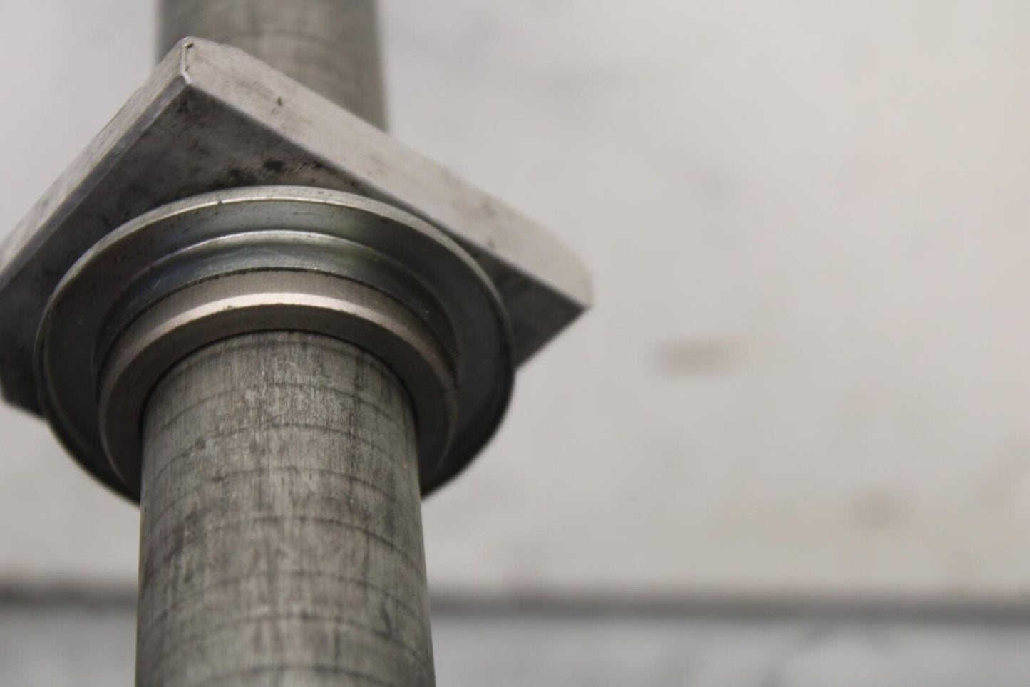 01-03 SUZUKI GSXR600 REAR AXLE BACK WHEEL RIM PIVOT BOLT AXEL 64711-33E10 BB639