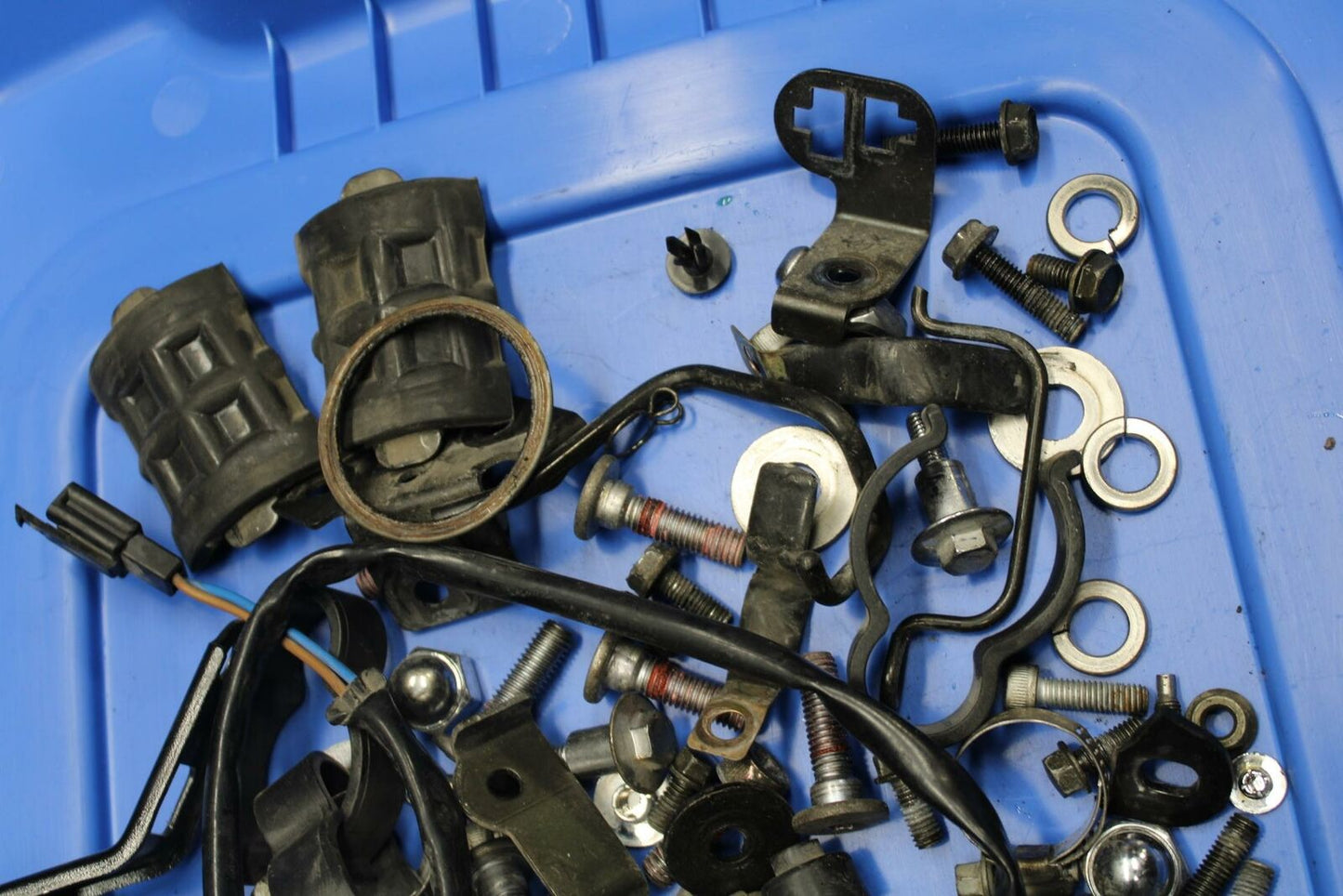 05-06 KAWASAKI VULCAN VN1500 CLASSIC ASSORTED BOLTS HARDWARE TANK DAMPERS BB220