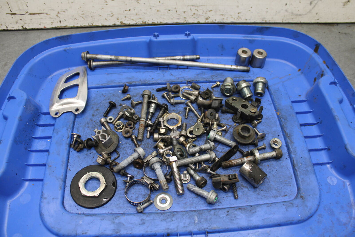 03-04 TRIUMPH DAYTONA 600 MOUNTING BOLTS HARDWARE MOTOR SCREWS BB745