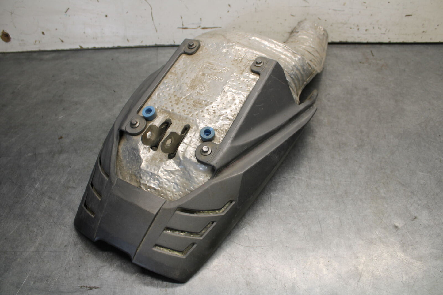 09-11 TRIUMPH DAYTONA 675 MUFFLER EXHAUST PIPE COVER HEAT SHIELD GUARD BB652