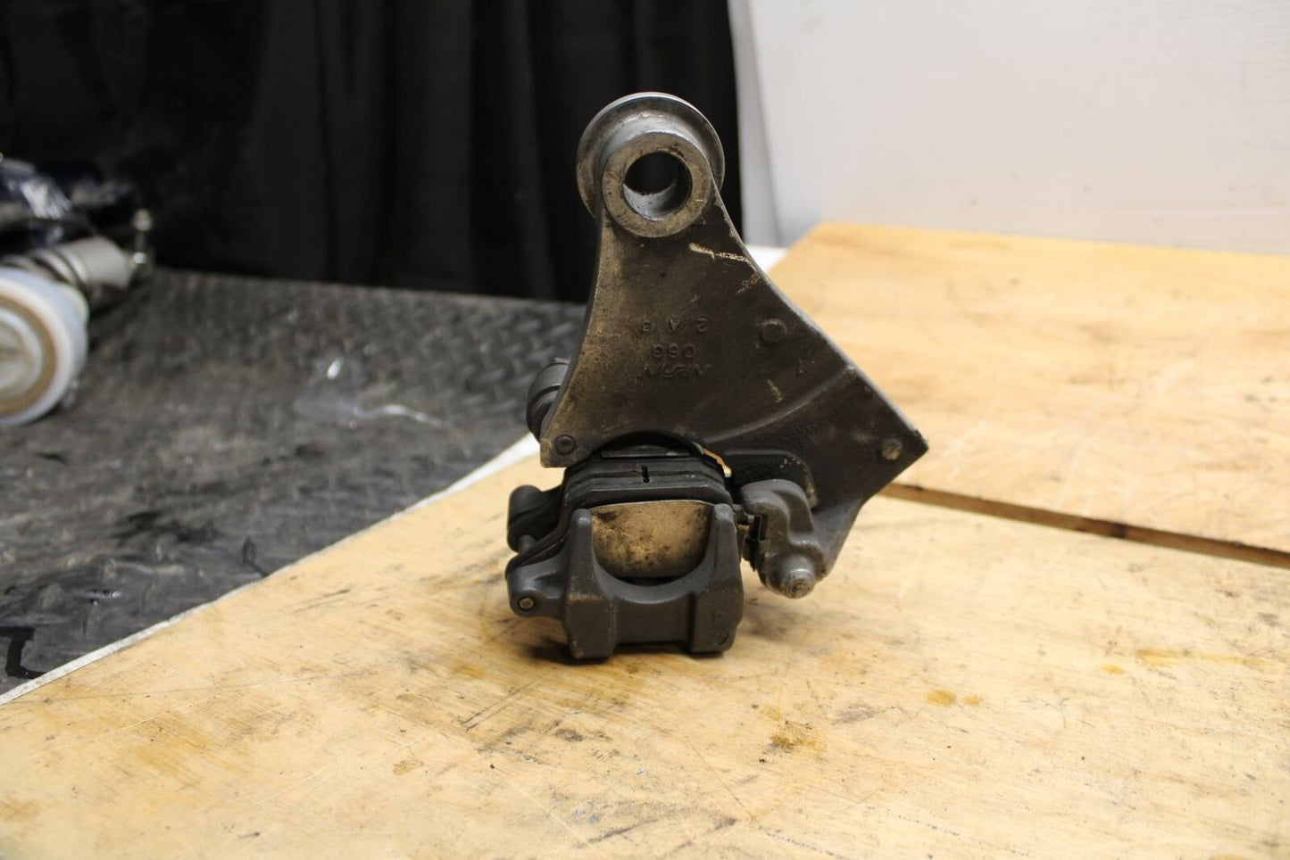 02-03 SUZUKI VSTROM 1000 REAR BACK BRAKE CALIPER W MOUNT BRACKET BB331