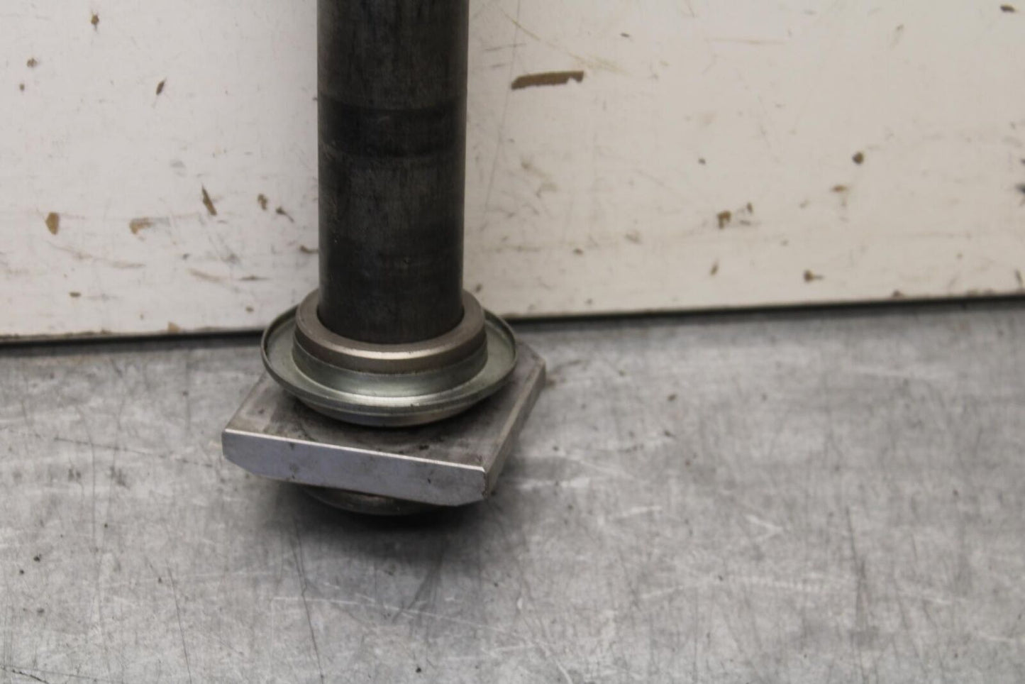 01-03 SUZUKI GSXR600 REAR AXLE BACK WHEEL RIM PIVOT BOLT AXEL 64711-33E10 BB639