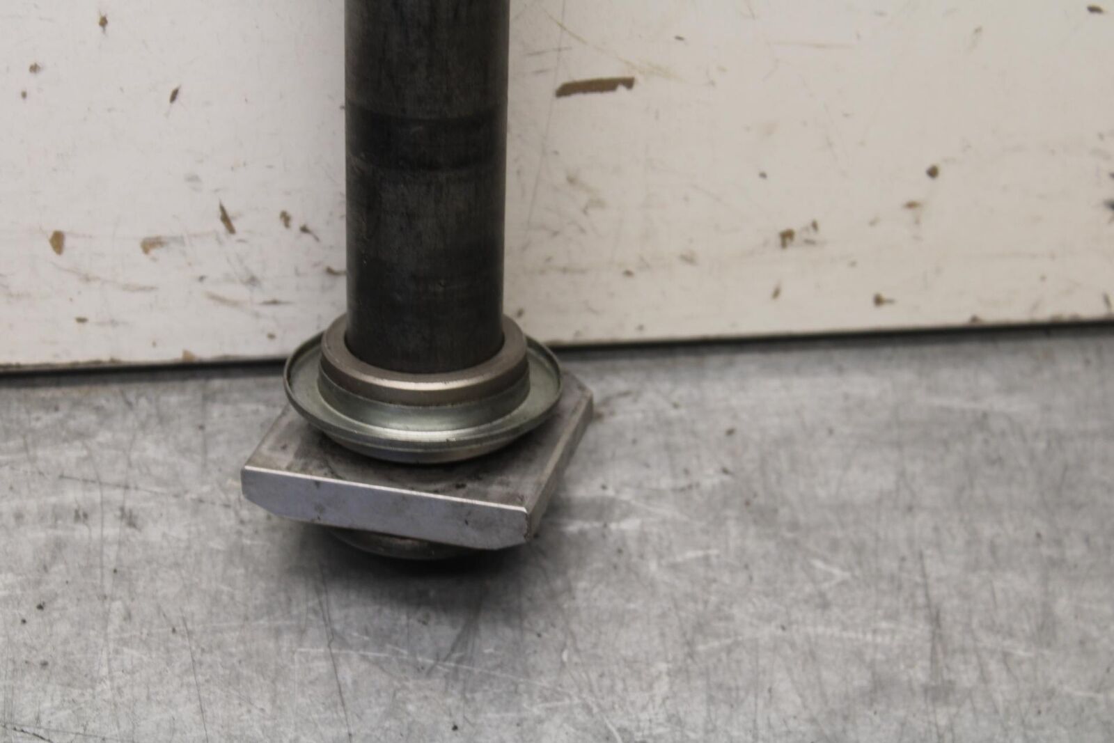 01-03 SUZUKI GSXR600 REAR AXLE BACK WHEEL RIM PIVOT BOLT AXEL 64711-33E10 BB639