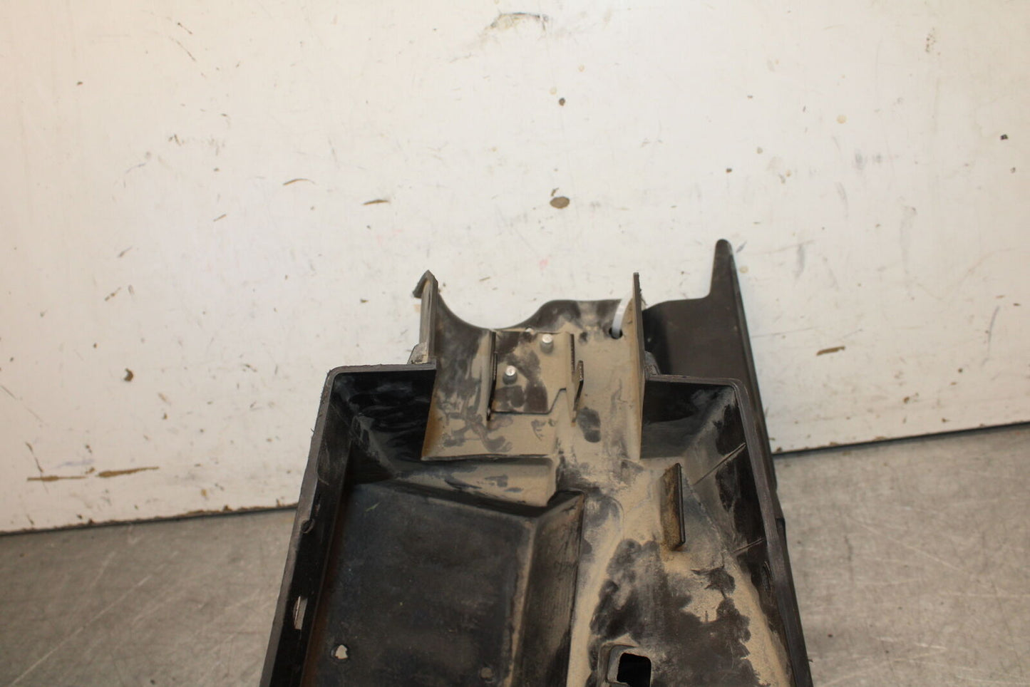 09-11 TRIUMPH DAYTONA 675 REAR BACK TAIL UNDERTAIL BATTERY TRAY PLASTIC BB652