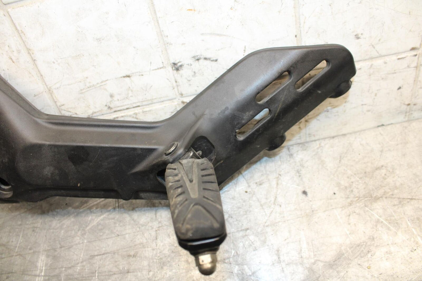 22-23 HUSQVARNA VITPILEN 401 LEFT REARSET REAR SET DRIVER FOOT PEG BRACKET BB541