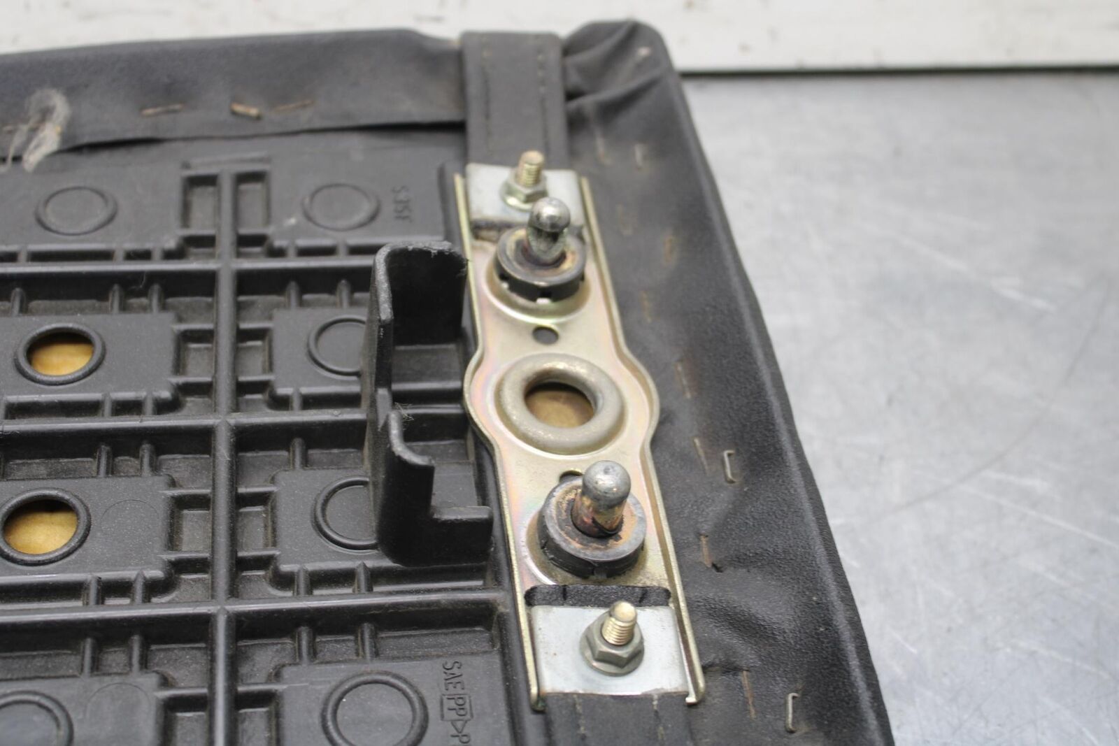 01-03 SUZUKI GSXR600 REAR BACK PASSENGER TANDEM SEAT PAD SADDLE PILLION BB633