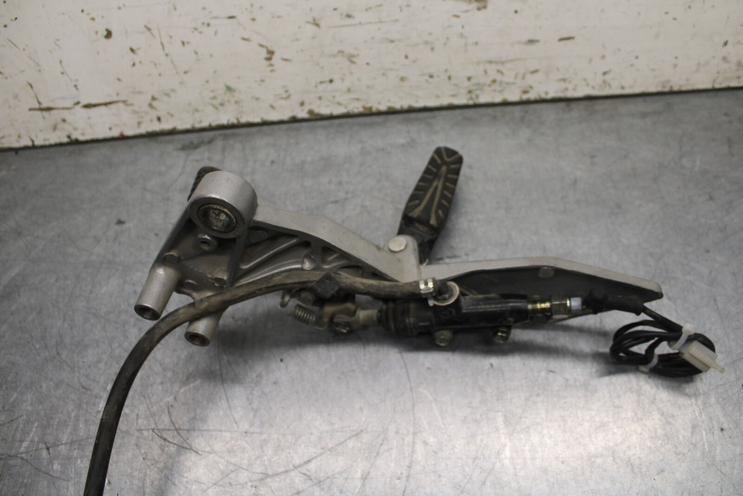 13-16 KTM 390 DUKE RIGHT REARSET REAR SET DRIVER FOOT PEG REST STOP BB748