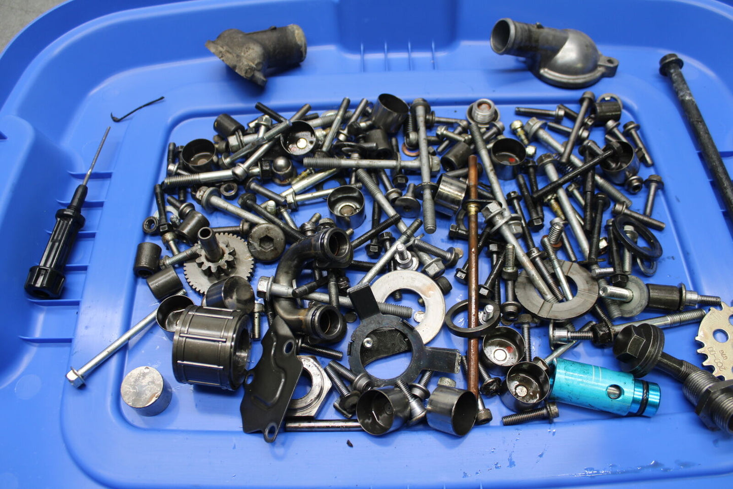 06 YAMAHA YZF R6 MOUNTING BOLTS HARDWARE MOTOR SCREWS BB716