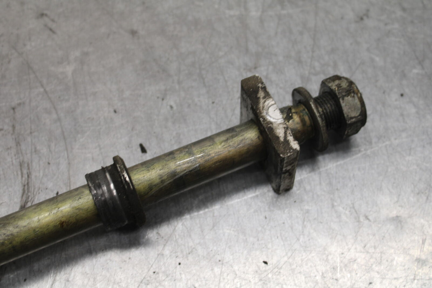 03-04 TRIUMPH DAYTONA 600 REAR AXLE BACK WHEEL RIM PIVOT BOLT AXEL BB745