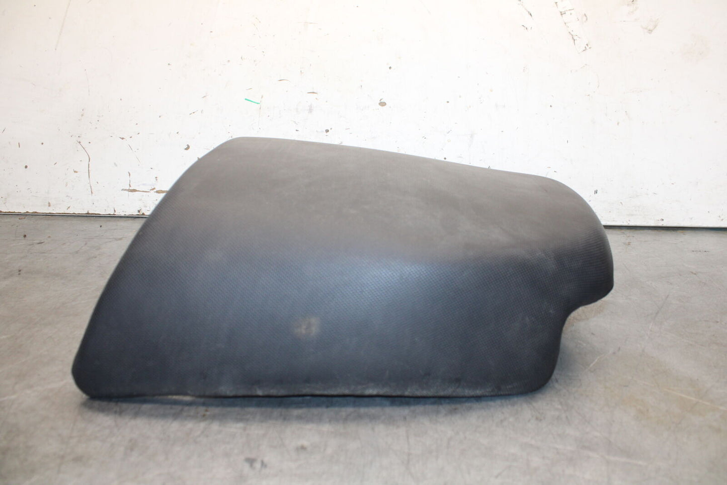 01-06 TRIUMPH TIGER 955I REAR BACK PASSENGER TANDEM SEAT PAD SADDLE BB693