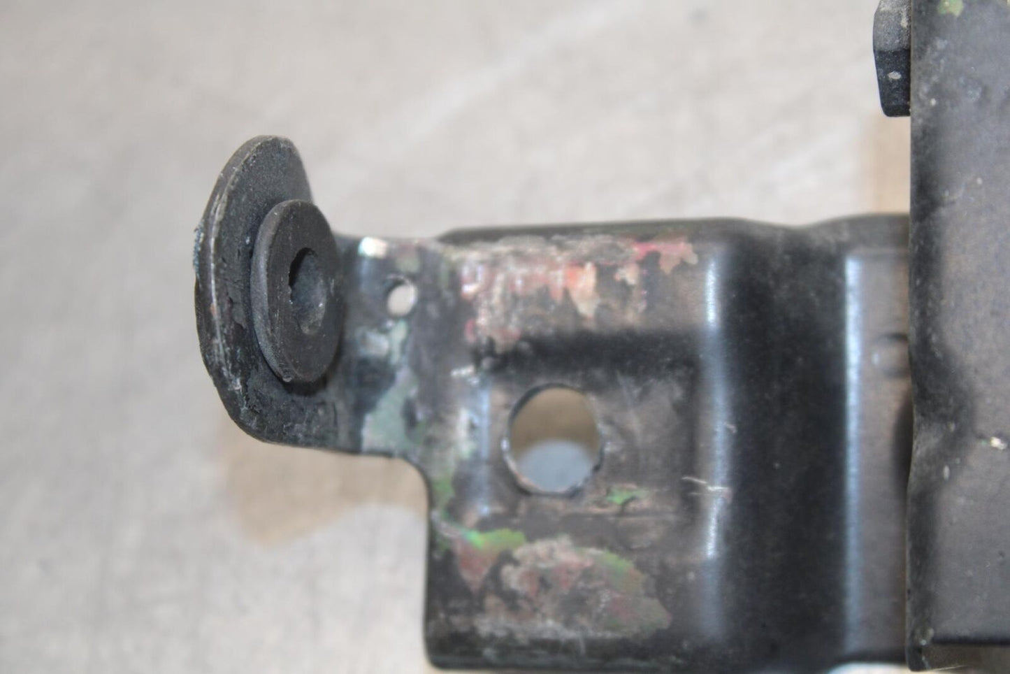 1999 Suzuki GSXR600 FRONT GAS TANK BRACKET MOUNT BB608