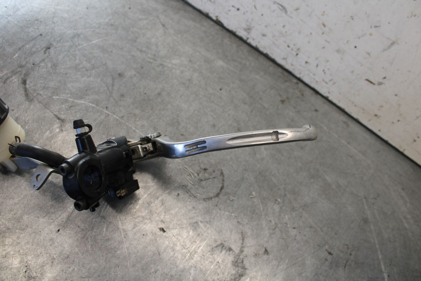 07-08 TRIUMPH DAYTONA 675 FRONT BRAKE MASTER CYLINDER w/ LEVER T2025700 BB685