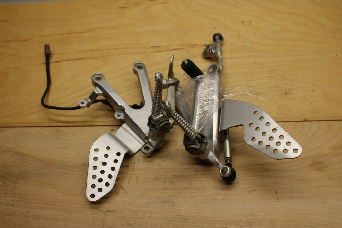 02-03 YAMAHA YZF R1 5PW RIGHT LEFT REARSETS REAR SET DRIVER FOOT PEGS BB313